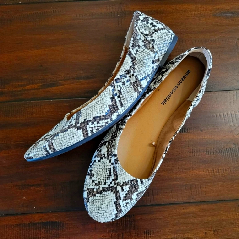 NWOT - Amazon Essentials snakeskin flats, women's size 11